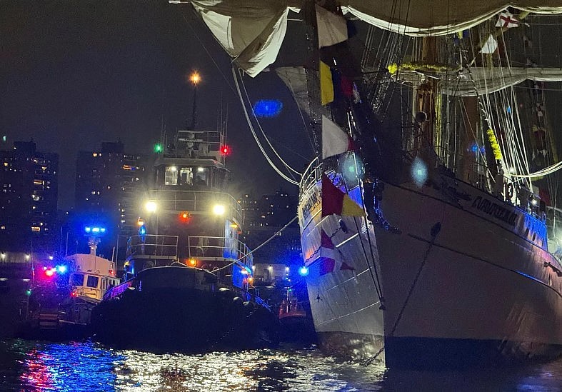 A Mexican Navy training ship is seen in front of the Manhattan Bridge, after it was damaged having run into into the Brooklyn Bridge